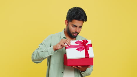 Mann-öffnet-Geburtstagsgeschenkbox-Mit-Roter-Schleife,-Erhält-Tolle-Geschenküberraschung-Und-Feiert