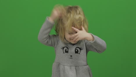 Kleines-Mädchen-Auf-Einem-Grünen-Bildschirm,-Chroma-Key.-Glückliches-Dreijähriges-Mädchen