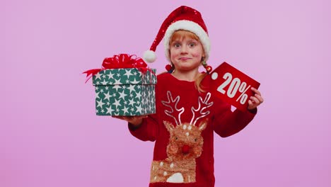 Kleinkind-Mädchen-In-Weihnachtsmütze-Zeigt-Geschenkbox-Und-20-Prozent-Rabatt-Inschriften-Banner-Text-Hinweis