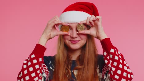 Mädchen-Im-Weihnachtspullover-Zeigt-Goldene-Bitcoins-BTC-Kryptowährung-Geldanlage,-Bergbau-Zukunft