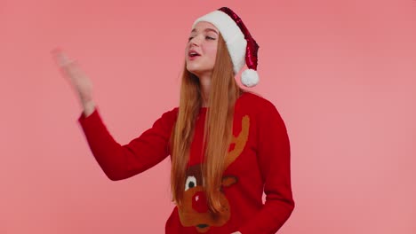 Mädchen-Im-Weihnachtspullover-Schickt-Viele-Luftküsse,-Schaut-In-Die-Kamera-Und-Lächelt,-Vermisst-Dich,-Liebling