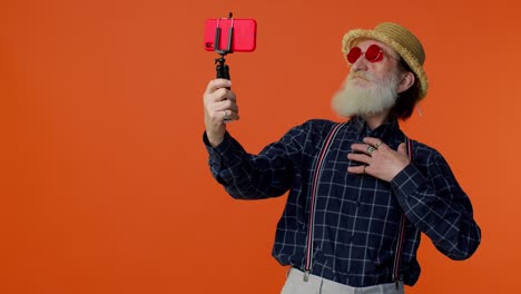 Reifer-Großvater,-Reiseblogger-Mit-Sonnenbrille,-Macht-Selfie-Mit-Dem-Handy,-Videoanruf-Online