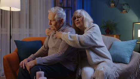 Portrait-of-angry-mature-grandparents-couple-quarreling-in-evening-at-home-sofa,-crisis,-conflicts