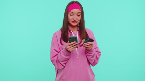 Mädchen-Benutzen-Mobiltelefon-Und-Plastikkreditkarte,-Surfen-Und-Sagen:-Wow,-Ja,-Ich-Habe-Einen-Tollen,-Großen-Gewinn-Herausgefunden