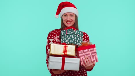 Mujer-En-Suéter-Rojo-De-Navidad,-Sombrero-De-Papá-Noel-Sonriendo-Sosteniendo-Muchas-Cajas-De-Regalo-Regalos-De-Año-Nuevo-Compras