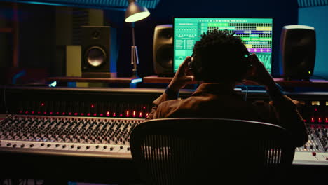 Ingeniero-De-Sonido-Afroamericano-Grabando-Y-Editando-Pistas-En-Postproducción