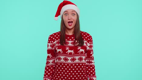 Teenager-Mädchen-Mit-Weihnachtsmütze-Hebt-überrascht-Die-Hände,-Schockiert-über-Den-Plötzlichen-Sieg,-Wow-Emotionen