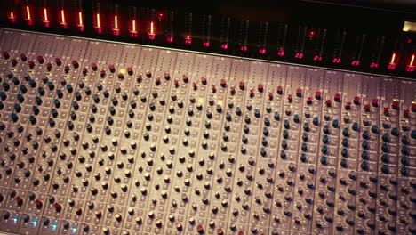 Leeres-Professionelles-Aufnahmestudio-Mit-Audiosoftware-Auf-Dem-PC