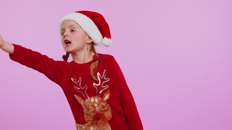 Mädchen-Im-Weihnachtspullover-Sendet-Viele-Luftküsse-Und-Schaut-In-Die-Kamera,-Lächelt,-Vermisst-Dich,-Liebe