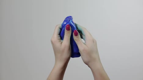 Frauenhände-Spielen-Mit-Seltsam-Befriedigender-Blauer,-Klebriger-Schleimsubstanz.-Anti-Stress