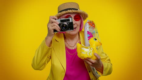 Anciana-Abuela-Fotógrafa-Turística-Tomando-Fotos-En-Cámara,-Viajes,-Vacaciones