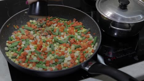 pan-fry-meal-of-delicious-asparagus,-pepper,-corn-and-carrot.-vegetarian-meal