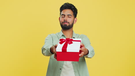 Lächelnder-Mann-Präsentiert-Geburtstagsgeschenk-Geschenkbox-Streckt-Die-Hände-Aus,-Aktionsrabattverkauf