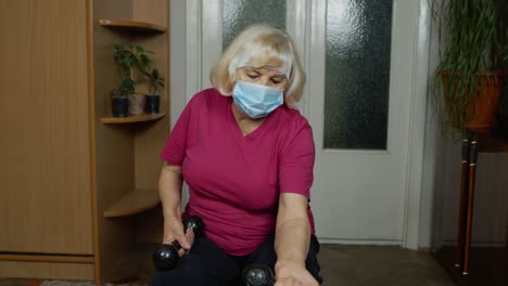 Ältere,-Reife-Großmutter-In-Sportkleidung-Macht-Gewichtheben-Mit-Hanteln-Zu-Hause