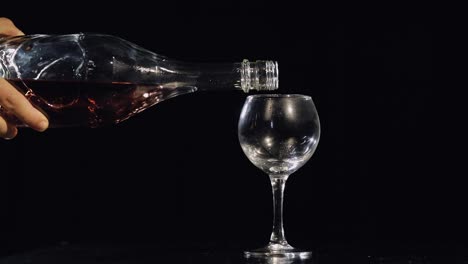 Verter-Champán-Rosado-De-La-Botella-Al-Vaso.-Fondo-Negro