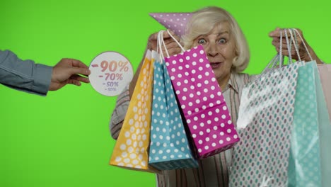 Ältere-Frau-Mit-Einkaufstüten-Feiert,-Tanzt,-Sieht-Zufrieden-Aus-Mit-Niedrigem-Preis,-Rabatt