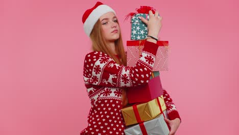 Chica-Con-Suéter-Rojo-Navideño,-Sombrero-De-Papá-Noel-Sonriendo,-Sosteniendo-Muchas-Cajas-De-Regalo,-Regalos-De-Año-Nuevo,-Compras