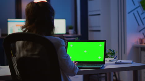 Rückansicht-Einer-Geschäftsfrau,-Die-Auf-Einen-Laptop-Mit-Grünem-Bildschirm-Schaut
