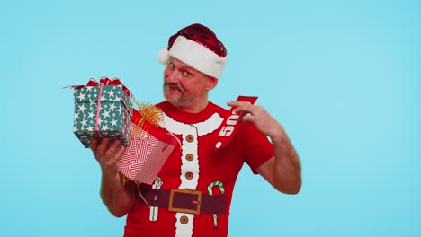 Mann-Im-Roten-Weihnachts-T-Shirt-Zeigt-Geschenkbox-Und-50-Prozent-Rabatt-Aufschrift,-Banner-Textnotiz
