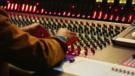Técnico-De-Audio-Produciendo-Nueva-Música-En-La-Consola-De-Mezclas-De-La-Sala-De-Control