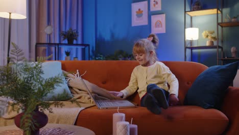 Kleines-Schulkind-Mädchen-Nutzt-Laptop-Computer-Und-Lernt-Allein-Zu-Hause-Online-Unterricht