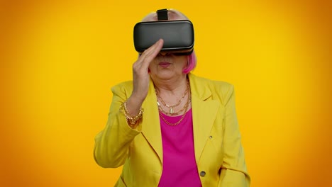 Ältere-Frau-Verwendet-Virtual-Reality-VR-App-Headset-Helm,-Um-Simulations-3D-Videospiel-Zu-Spielen,-Zeichnung