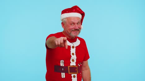 Hombre-Con-Camiseta-Roja-De-Navidad-Sonriendo-Emocionado,-Apuntando-A-La-Cámara,-Belleza-Eligiendo-Al-Afortunado-Ganador