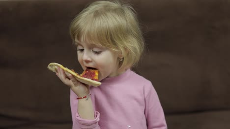 Süßes-Kleines-Kaukasisches-Mädchen,-Das-Pizza-Isst.-Hungriges-Kind,-Das-Einen-Bissen-Von-Der-Pizza-Nimmt