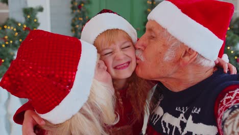 POV-Aufnahme-Von-Reifen-Großeltern-Mit-Enkelin,-Die-An-Weihnachten-Ein-Selfie-Mit-Dem-Mobiltelefon-Machen