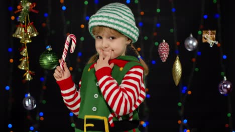 Kind-Mädchen-In-Weihnachten-Elf-Santa-Claus-Helfer-Kostüm-Mit-Zuckerstange-Lutscher-Fröhlich-Lächelnd