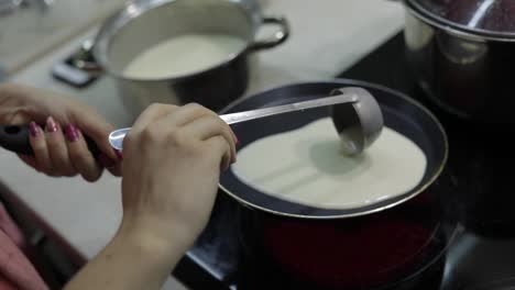 Der-Prozess-Des-Kochens-Hausgemachter-Pfannkuchen.-Frau-Gießt-Pfannkuchenteig-Auf-Die-Pfanne
