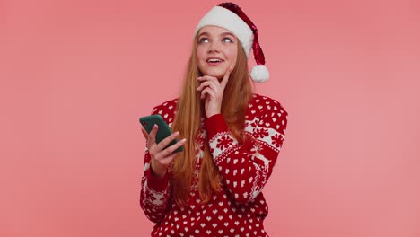 Mädchen-Im-Weihnachtspullover-Mit-Weihnachtsmann-Sucht-Nach-Geschenken,-Geschenken-Für-Freunde-Und-Familie,-Online-Shopping
