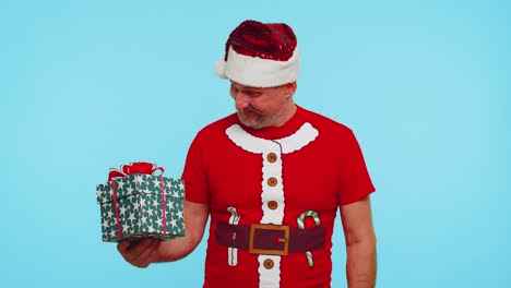 Mann-Im-Roten-Weihnachts-T-Shirt-Zeigt-Geschenkbox-Und-10-Prozent-Rabatt-Aufschrift,-Banner-Textnotiz