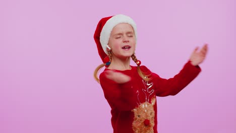 Mädchen-Im-Weihnachtspullover-Hört-Musik-über-Kopfhörer,-Tanzt-In-Der-Disco,-Albert-Herum-Und-Hat-Spaß