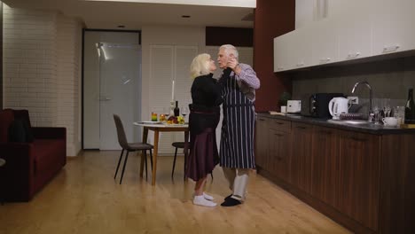 Älteres-Verliebtes-Paar-Tanzt.-Romantisches-Abendessen-Mit-Wein-Und-Kerzen-Zum-Jubiläum