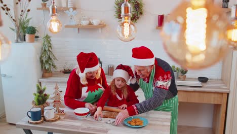 Großeltern-Mit-Enkelkind-Bereiten-Zu,-Kochen-Hausgemachten-Plätzchenteig,-Weihnachtsküche