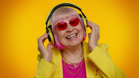 Ältere-Frau-Hört-Musik-über-Kopfhörer,-Tanzt-Disco,-Albert,-Hat-Spaß,-Gestikuliert-Mit-Den-Händen