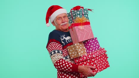 Reifer-Großvater-Mann-Im-Weihnachtspullover-Hält-Viele-Geschenkboxen-Neujahrsgeschenke-Einkaufsverkauf