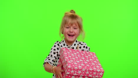Kind-Mädchen-Auspacken-Geburtstagsgeschenk-Und-Ausdruck-Der-Enttäuschung,-Abneigung-Gegen-Schlechtes-Geschenk,-Unzufrieden