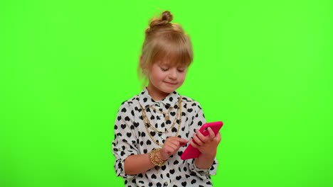Chica-Usando-Un-Teléfono-Móvil-Escribiendo-Una-Nueva-Publicación-En-La-Web,-Mensajes-SMS,-Navegando,-Adicción-A-Las-Redes-Sociales