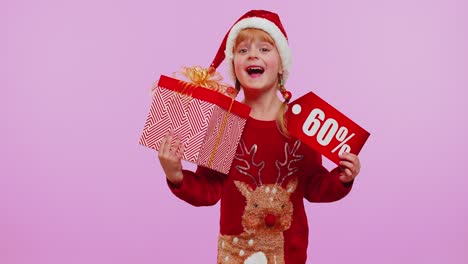 Kind-Mädchen-In-Weihnachtsmütze-Zeigt-Geschenkboxen-Und-60-Prozent-Rabatt-Inschriften-Banner-Text-Hinweis