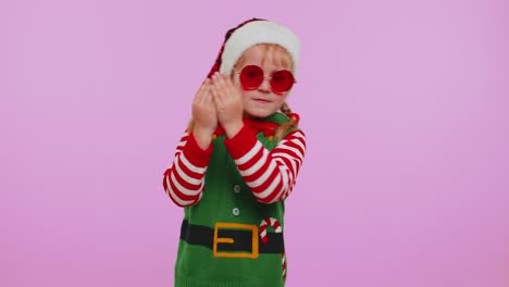 Chica-Navidad-Papá-Noel-Duende-Escuchando-Música-A-Través-De-Auriculares-Bailando-Discoteca-Jugando-Divirtiéndose