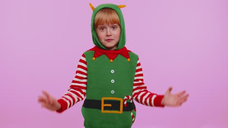 Verwirrtes-Mädchen-Im-Weihnachtskostüm,-Das-Sich-Wegen-Zweideutiger-Fragen-Verlegen-Fühlt-Und-Zweifel-Hat,-Keine-Ahnung