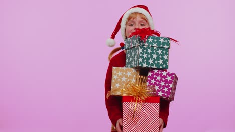Mädchen-Im-Weihnachtspullover,-Weihnachtsmütze,-Lächelnd,-Mit-Vielen-Geschenkboxen-Zum-Einkaufen-Von-Neujahrsgeschenken