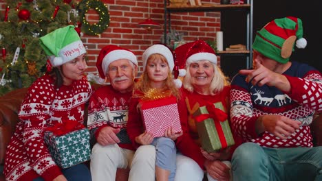 Mehrgenerationenfamilie-Macht-Selfie-Foto-Mit-Timer-Handy-Im-Weihnachtlich-Geschmückten-Haus