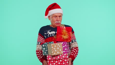 Senior-Großvater-Mann-In-Weihnachten-Pullover-Hält-Viele-Geschenk-Boxen-Neujahr-Präsentiert-Shopping-Verkauf