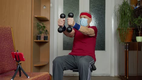 Älterer-Kaukasischer-Mann,-Der-Während-Des-Coronavirus-Gewichtheben-Hanteln-Zu-Hause-Macht