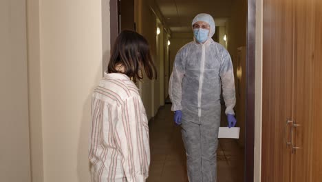 Trabajador-Médico-Con-Vacuna-Visitando-A-Una-Mujer-En-Casa-Ofreciendo-Vacunación-Contra-La-Pandemia-Del-Coronavirus