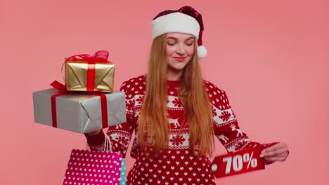 Mujer-En-Suéter-De-Navidad-Mostrando-Caja-De-Regalo-Y-Nota-De-Texto-De-Banner-De-Inscripciones-De-70-Por-Ciento-De-Descuento