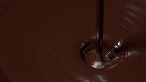 Verter-Chocolate-Caliente-Oscuro-Derretido-De-Primera-Calidad,-Proceso-De-Elaboración-De-Postres-Dulces-De-Confitería,-Glaseado